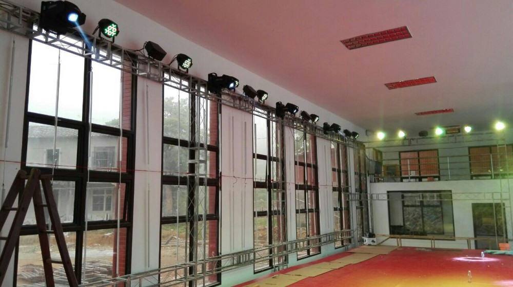 该寺庙音响采用yyaudio ya15 4只,kelek舞台灯光 帕灯,光束灯